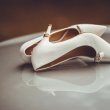 Złote buty na słupku – czy pasują na ślub?