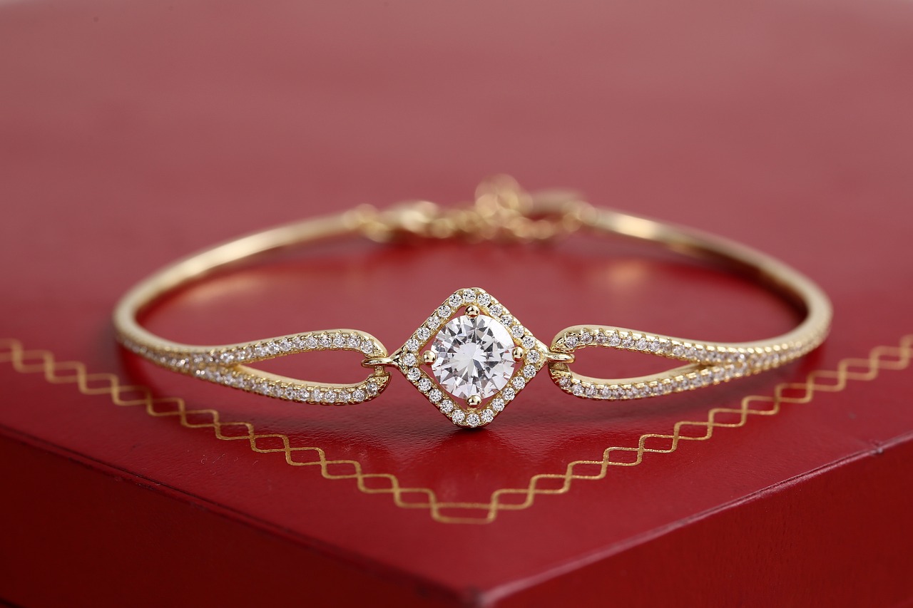 Naszyjnik z diamentem – symbol luksusu i elegancji